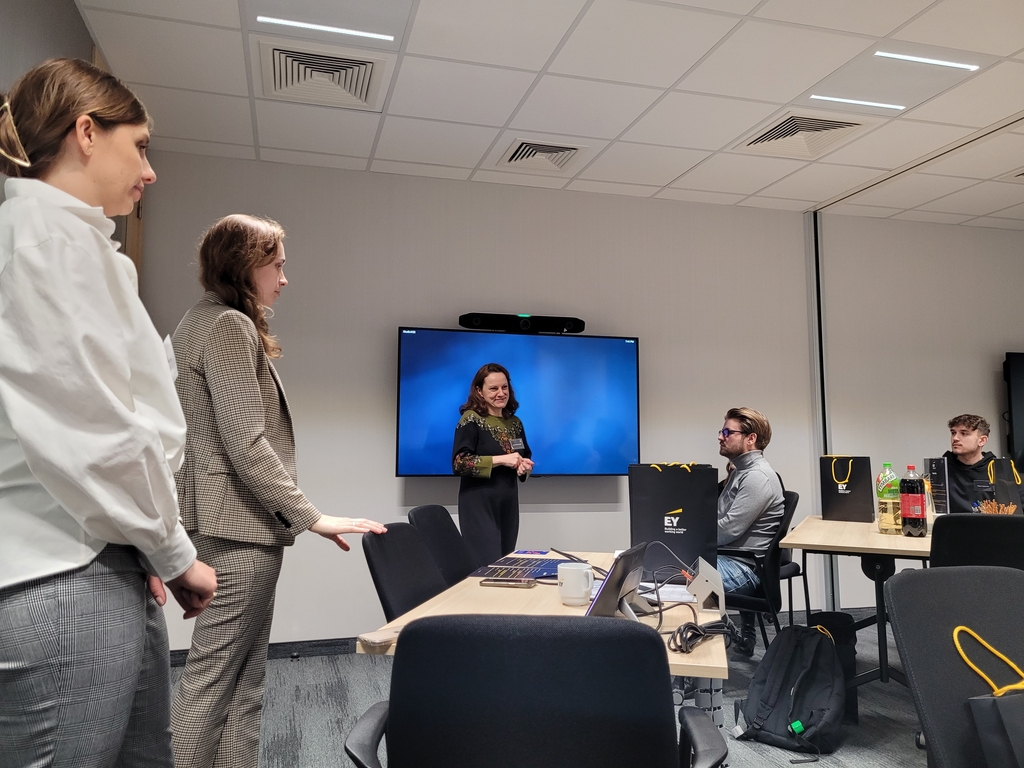 Agnieszka Nalewajko z EY wita studentów w siedzibie EY realizowanej w ramach projektu Mapa Biznesowa Łodzi - Wizja Lokalna - EY 21.02.2024
