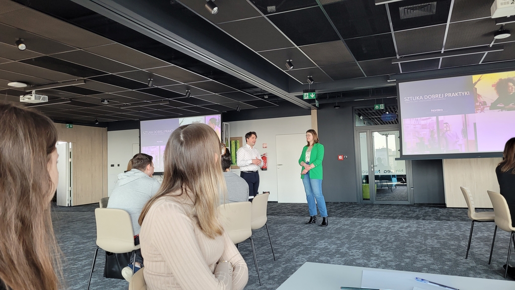 wizja lokalna studentów EkSocu w Nordei 20.03.2024 - pracownik i pracownica firmy opowiadają o sztuce dobrej praktyki zasłuchanym studentom