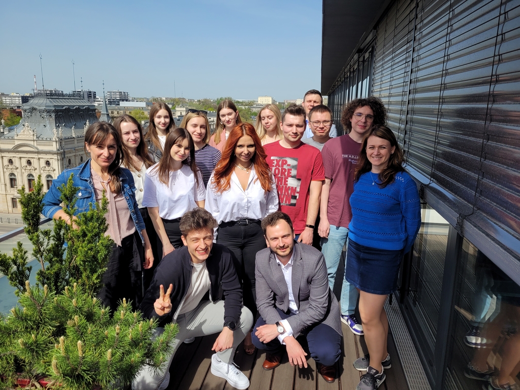 Mapa Biznesowa Łodzi - Wizja Lokalna - PwC 9.04.2024 - piętnastoosobowa grupa studentów i pracowników firmy pozuje do zdjęcia na balkonie