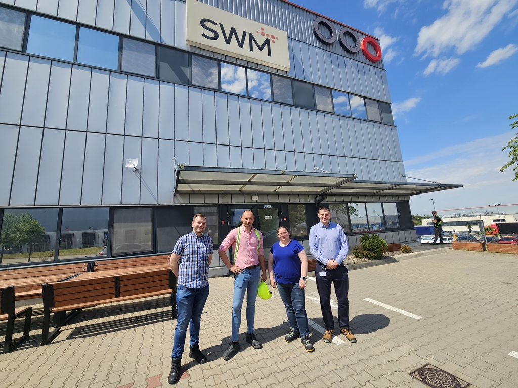 Mapa Biznesowa Łodzi - Wizja Lokalna - SWM Poland 22.05.2024 - zdjęcie przed siedzibą firmy