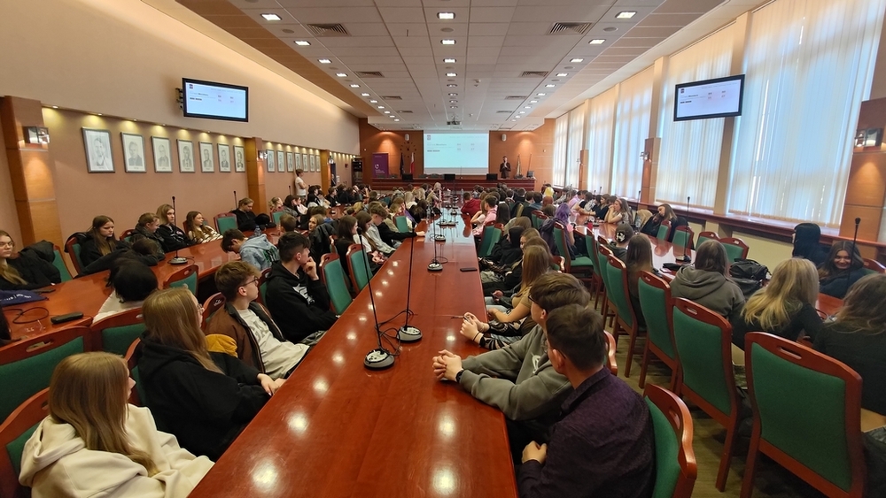 drzwi otwarte 2025 - wykład dr Złotego w auli C140, która jest pełna uczniów i uczennic szkół średnich