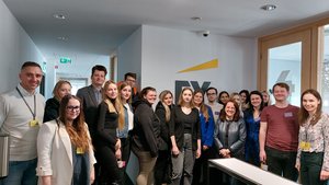 Mapa Biznesowa Łodzi - Wizja Lokalna - EY 5.04.2023 - zdjęcie grupowe uczestników spotkania