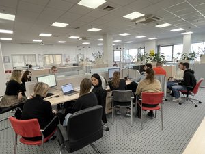 Mapa Biznesowa Łodzi - Wizja Lokalna - SWM Mapa Biznesowa Łodzi - Wizja Lokalna - SWM 27.02.2023 - studenci pracują w grupach przy komputerach