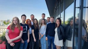 Mapa Biznesowa Łodzi - Wizja Lokalna - PwC - dr Marika Ziemba i dwoje pracowników firmy stoi wraz z grupą studentów na tarasie siedziby PwC i pozują do zdjęcia