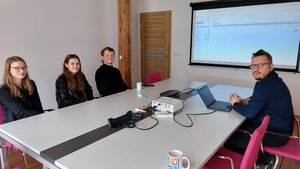 Mapa Biznesowa Łodzi - Wizja Lokalna - Exaco 17.04.2023 - pracownik firmy i trójka uczestników spotkania siedzący przy stole