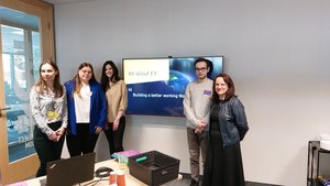 Mapa Biznesowa Łodzi - Wizja Lokalna - EY 5.04.2023 grupa studentów i pracownik EY w czasie spotkania